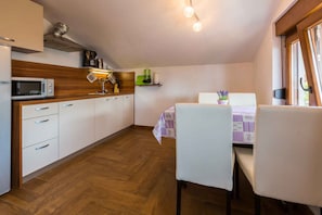 Réfrigérateur, micro-ondes, plaque de cuisson, cafetière/bouilloire