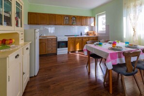 Fridge, oven, stovetop, coffee/tea maker - Holiday apartment with balcony and air conditioning (Crikvenica)