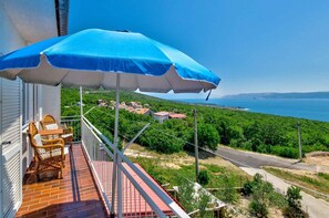 Property grounds - Holiday apartment with balcony and air conditioning (Crikvenica)