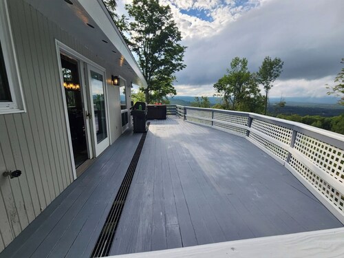 Cozy ski home with amazing views of Stratton & Bromley Mountains.