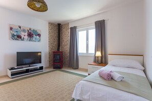 4 bedrooms, in-room safe, iron/ironing board, Internet