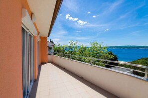 Property grounds - Holiday apartment near the beach with sea view (Crikvenica)