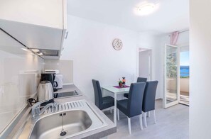 Kjøleskap, mikrobølgeovn, kokeplater og kaffetrakter/tekoker