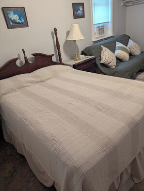 2 bedrooms, iron/ironing board, free WiFi, bed sheets - INDULGE - FRESH FLOWERS, MANY AMENITIES (Middletown)