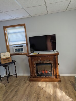 Interior - INDULGE - FRESH FLOWERS, MANY AMENITIES (Middletown)