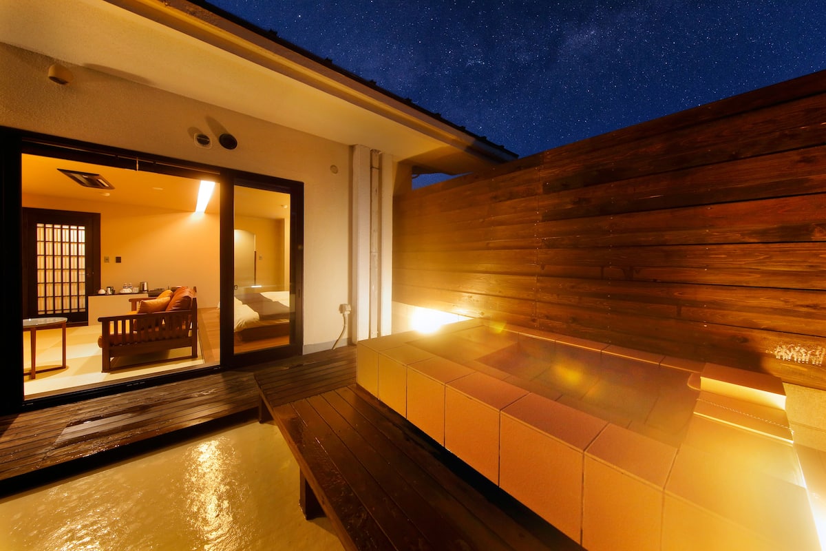 Habitación triple de lujo | Baño | Pantuflas, bidet electrónico, toallas, jabón