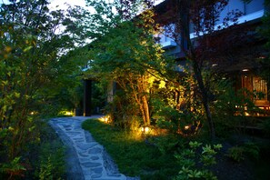 住宿正面 (夜晚)