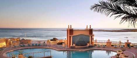 Una piscina al aire libre, una piscina climatizada