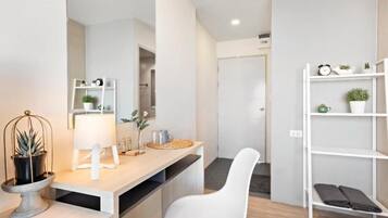 Sèche-cheveux, serviettes fournies, savon, shampoing