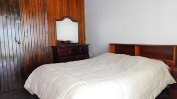 4 habitaciones, escritorio, tabla de planchar con plancha y wifi gratis