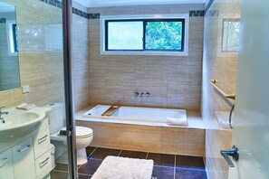 Bañera, secador de pelo, toallas y jabón