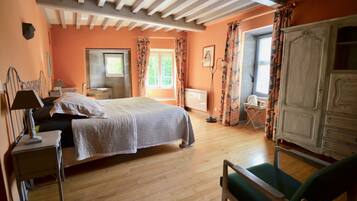 6 bedrooms, WiFi, bed sheets