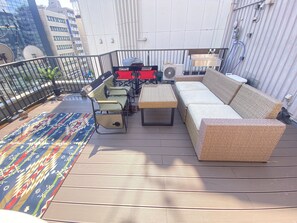 Habitación (Large Room for 5 to 15 Guests) | Terraza o patio