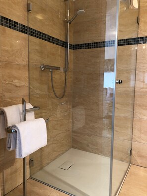 Een douche, een haardroger, handdoeken, zeep