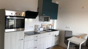 Frigorifero, microonde, forno, piano cottura