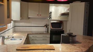 Een koelkast, een microgolfoven, een oven, een kookplaat