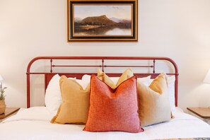 2 bedrooms, iron/ironing board, travel cot, Internet