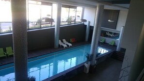 Alberca techada y alberca al aire libre