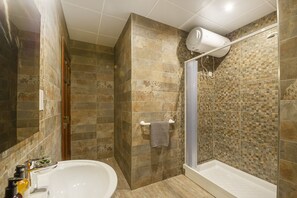 Een douche, een haardroger, handdoeken, zeep