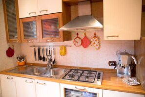 Horno, parrilla de estufa, cafetera y tetera y utensilios de cocina 