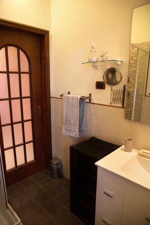 Secador de cabelo, toalhas de banho