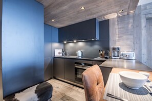 Fridge, oven, dishwasher, coffee/tea maker