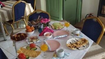 Desayuno continental gratuito y diario