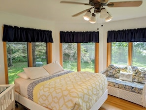 4 bedrooms, WiFi, bed sheets - Next Farm Down Main House and 2 Guest Cabins (La Pointe)