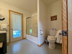 Bathtub, towels - Next Farm Down Main House and 2 Guest Cabins (La Pointe)