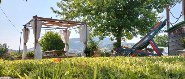 Property grounds - Viti Attic - A glimpse of Frontone Castle (Frontone)