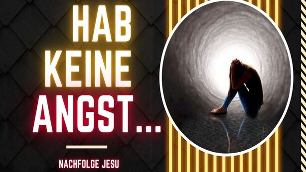 Una persona sentada en una estructura similar a un túnel, con el texto "HAB KEINE ANGST... NACHFOLGE JESU" visible.