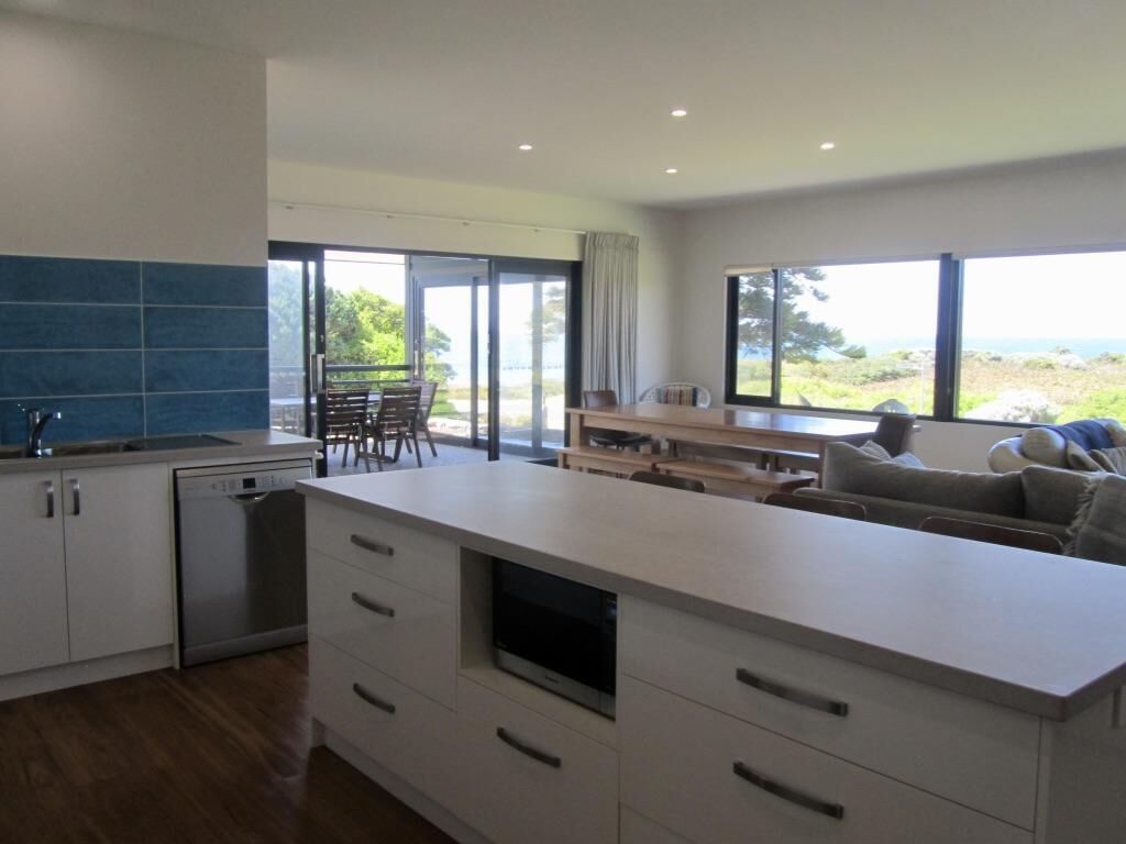 Storm Bay Cottage - lookout over the ocean and Alouarn Island in Flinders Bay - Storm Bay Cottage -lookout over the ocean and Alouarn Island in Flinders Bay — image 7