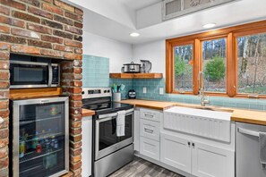 Kylskåp, mikrovågsugn, ugn och spishäll