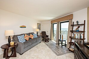 TV, DVD player - FREE DAILY ACTIVITIES! Escape 2 Paradise-Ocean/River Views-Htd Swimming Pool-Next to Pier/Restaurant (Daytona Beach Shores)