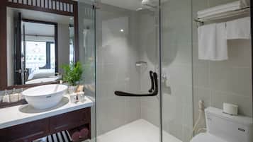 Shower, rainfall showerhead, free toiletries, hair dryer