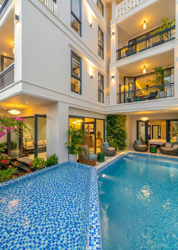 Outdoor pool, pool loungers