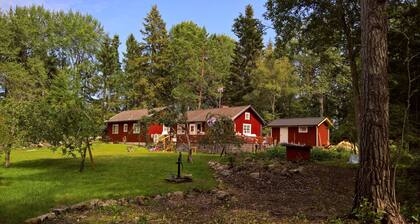 Charming old house of high standard, in the middle of nature