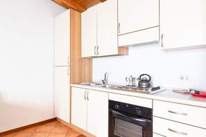 Refrigerador, horno y tetera eléctrica 