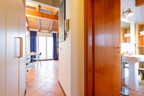 Shower, bidet - GuestHost - Lovely studio apartment located just 350m from Lodi M3 stop (Milano)