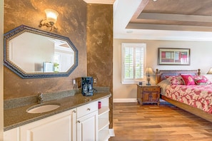 Huge upstairs master King bedroom with ensuite bath that is also very spacious.....coffee bar and lanai.