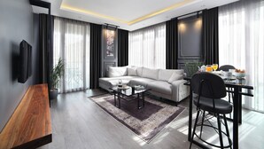 Una sala de estar moderna con un sofá, una mesa de comedor y una mesa de centro.