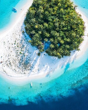 På stranden