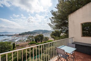 Outdoor dining - EXCEPTIONAL SEA AND MOUNTAIN VIEWS (Saint-Mandrier-sur-Mer)