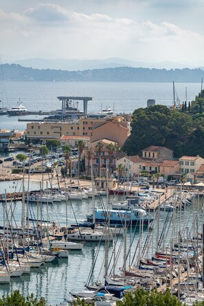 A marina with boats docked, buildings, and a view of the water. - EXCEPTIONAL SEA AND MOUNTAIN VIEWS (Saint-Mandrier-sur-Mer)
