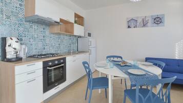 KĂŒhlschrank, Herdplatte, Wasserkocher mit Kaffee-/Teezubehör