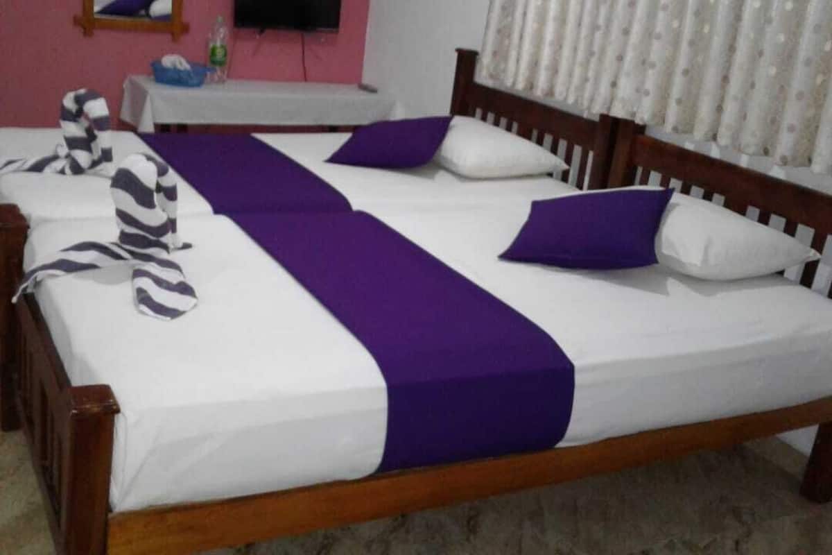 Habitación estándar, 2 habitaciones, para no fumadores | Tabla de planchar con plancha, wifi gratis y ropa de cama