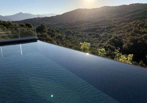 Klimatisierte 4-Sterne-Villa, privater beheizter Pool, Billardtisch.Strand 2,5km