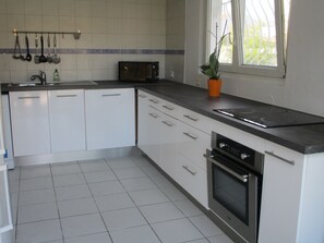 Fridge, microwave, oven, stovetop - GROUND FLOOR OF SIX-FOURS VILLA (SIX-FOURS LES PLAGES)