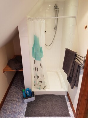 Douche, sèche-cheveux, serviettes fournies, savon