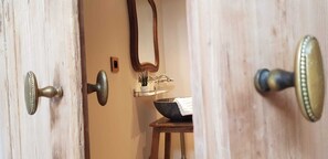 Sèche-cheveux, serviettes fournies, savon, papier toilette